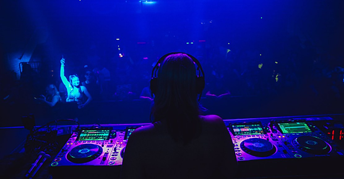 KAUZE playing a peak-time set to a full main room